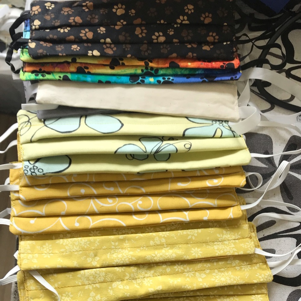 220 face masks with nose wire and filter pouch